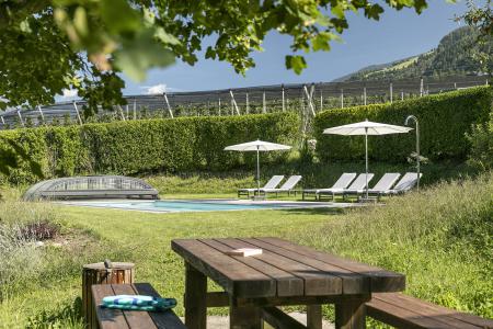 Poolbereich mit Sitzgelegenheit