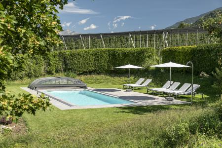 Pool mit Sonnenliegen im Grünen