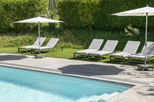Pool mit Sonnenliegen