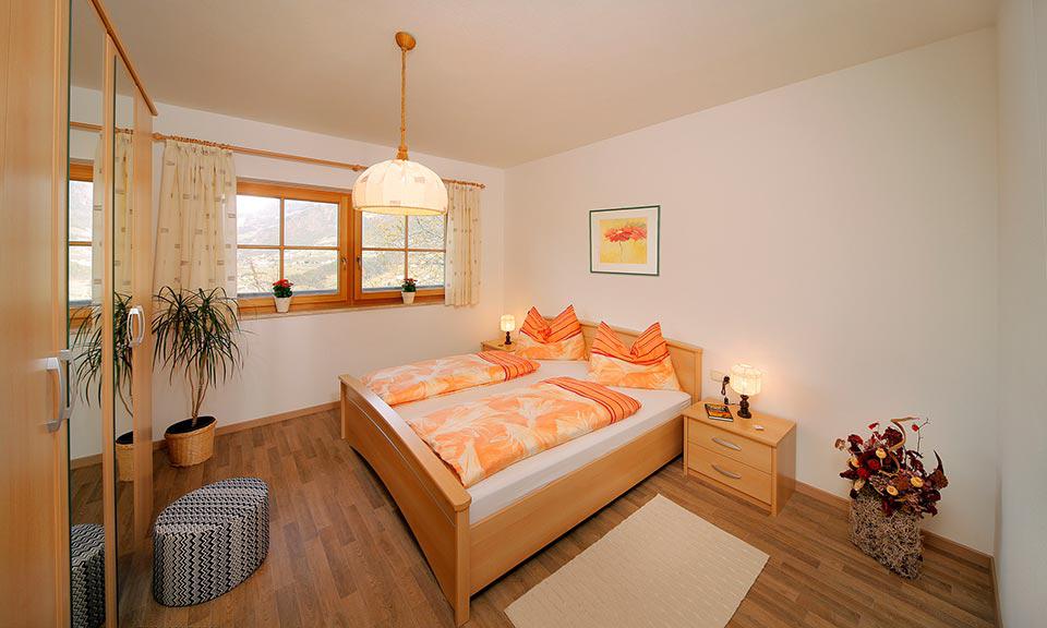 Schlafzimmer mit Doppelbett