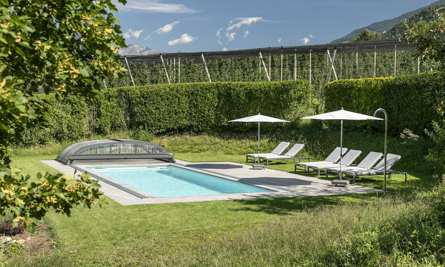 Pool inmitten von Obstbäumen