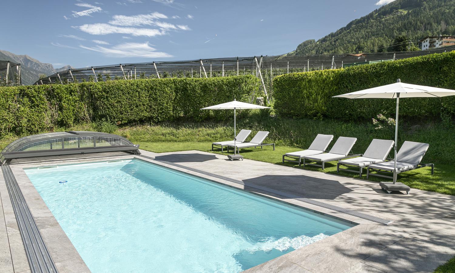 Pool mit Treppe und Liegestühlen